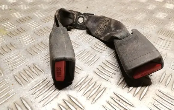 Lexus IS 220D-250-350 Middle seatbelt buckle (rear) 