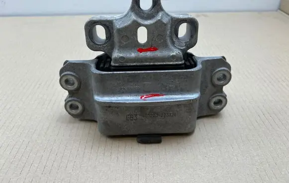 Volkswagen PASSAT B7 Engine mount bracket 3C0199555