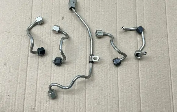 Fuel injector supply line/pipe