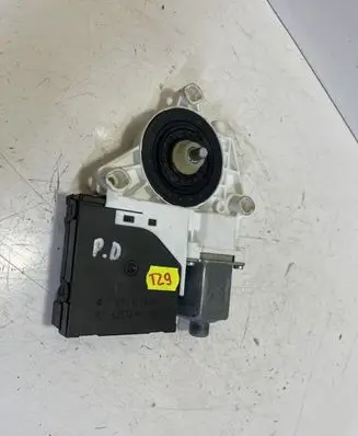 Volkswagen Golf Plus Front door window regulator motor 5M1837402F 0130822229