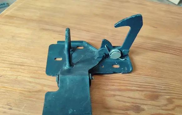 Volkswagen Polo IV 9N3 Engine bonnet/hood lock/latch loop/hook 6Q0823480D