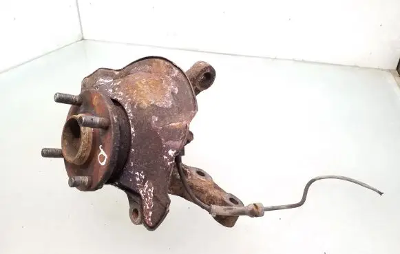Suzuki Swift I Front wheel hub spindle knuckle