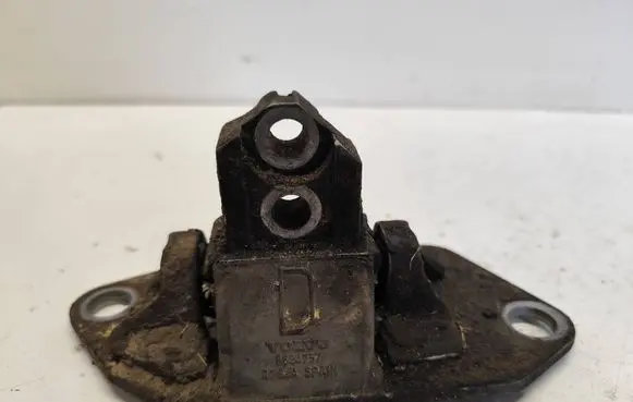 Engine mount bracket