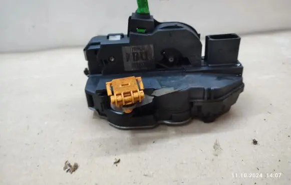 Opel Insignia A Rear door lock 13579555