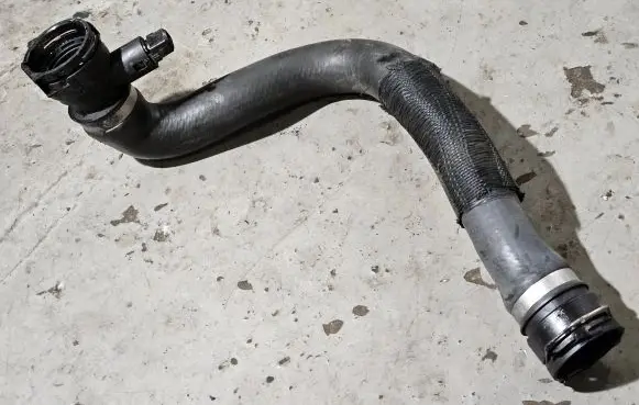 BMW 7 E38 Engine coolant pipe/hose 7505229