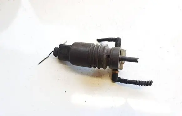 Volkswagen PASSAT B5 Windscreen/windshield washer pump 1j0973722