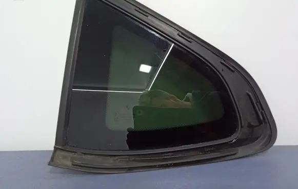 BMW X4 F26 Rear side window 7416547