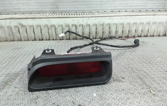 Third/center stoplight