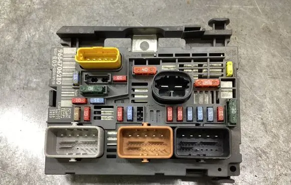 Peugeot 308 Fuse module 9664706280