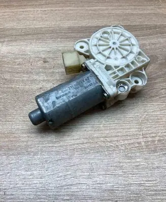 Mercedes-Benz E W211 Front door window regulator motor A2118202942 0130821970