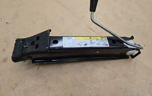 Skoda Rapid (NH) Lift Jack 6R0011031H