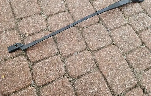 Opel Zafira C Front wiper blade arm 20812593