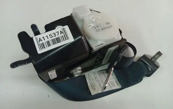 Mazda 3 II Rear seatbelt 0438090