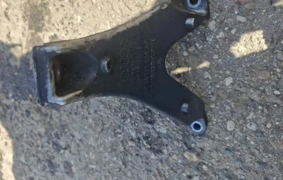 Audi A4 S4 B7 8E 8H Engine mounting bracket 8E0199308AF 89901