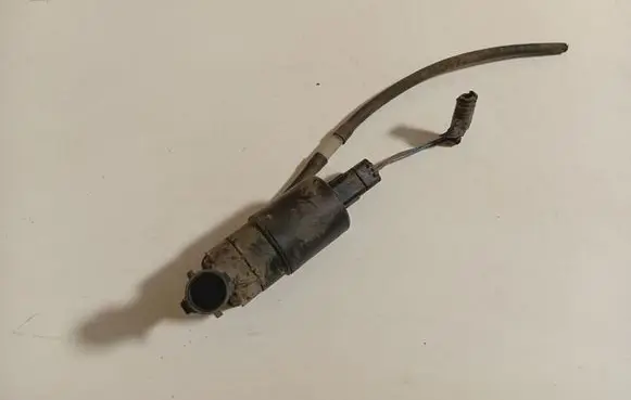 Peugeot 406 Windscreen/windshield washer pump 820031805