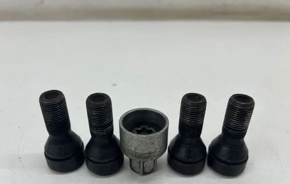 BMW 1 F40 Anti-theft wheel nuts and lock 