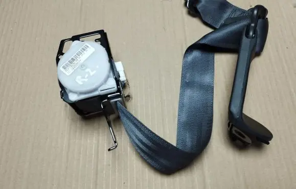 Rear seatbelt