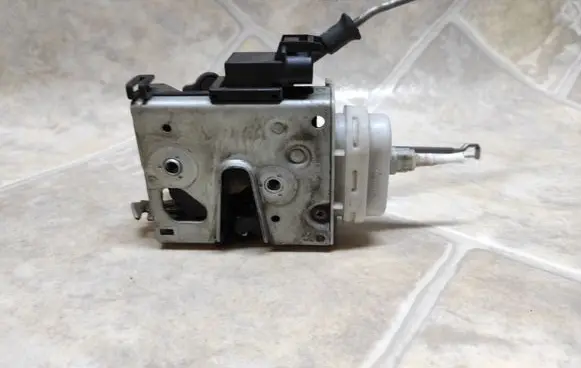 Audi A4 S4 B5 8D Front door lock 8D1837015