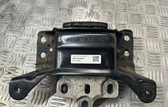 Engine mount bracket