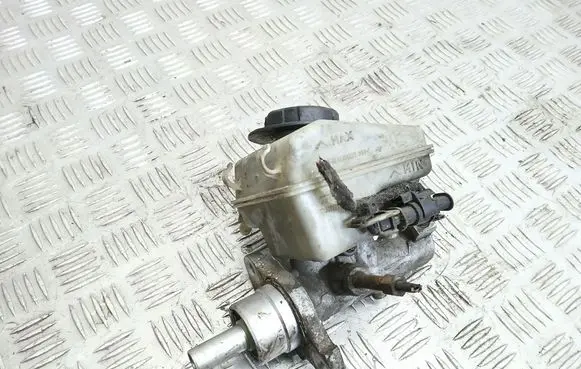 Master brake cylinder