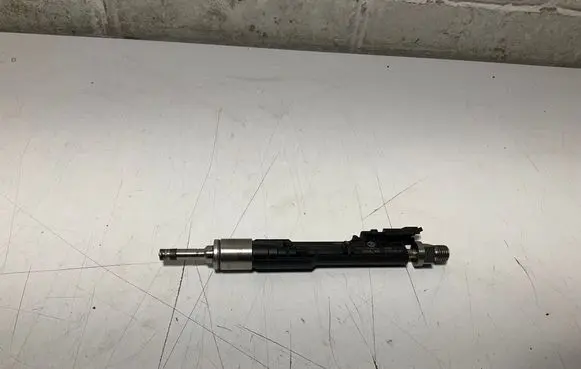 BMW X5 E70 Fuel injector 7597870