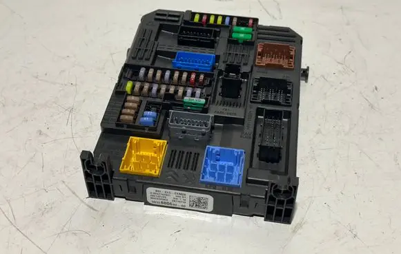 Peugeot 308 Fuse module 9832880680
