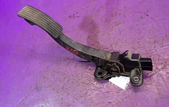 Mitsubishi Lancer VIII Accelerator throttle pedal 1600A102