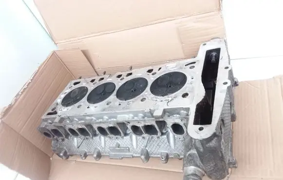Opel Zafira B Engine head 55561003