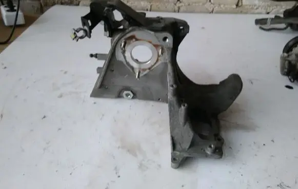 Opel Zafira C Fuel pump bracket 55574721