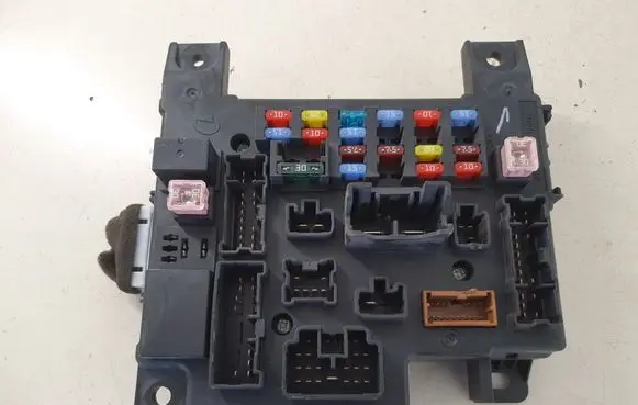 Mitsubishi Lancer VIII Fuse module 519352116 8637A466