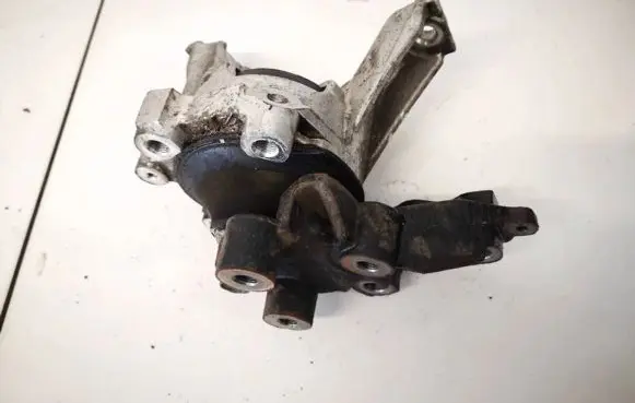 Honda CR-V Engine mount bracket