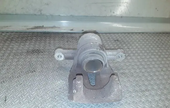 Toyota Avensis T250 Front brake caliper