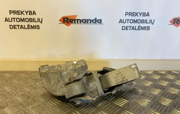 Mercedes-Benz CLA C117 X117 W117 Engine mounting bracket A2462401109