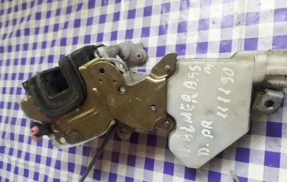 Nissan Almera Front door lock