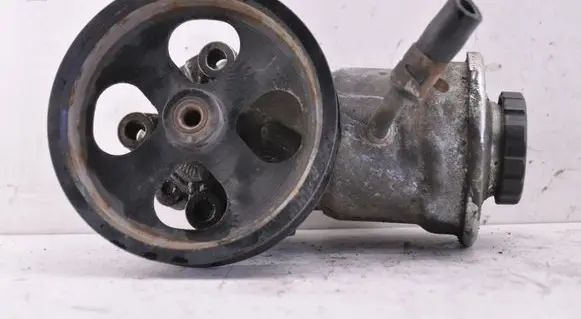 Toyota Avensis T250 Power steering pump 