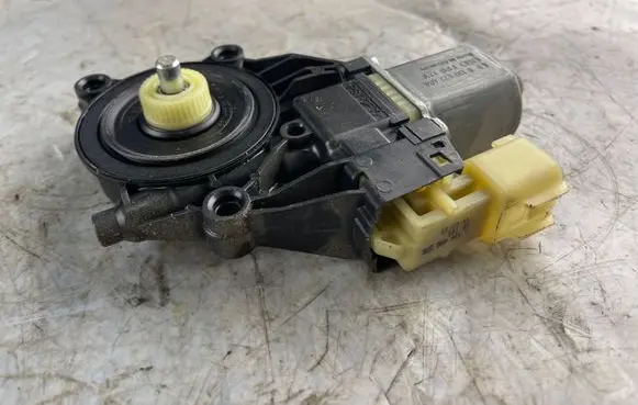 Ford Fiesta Front door window regulator motor 8a6114a389b