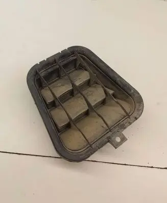 Quarter panel pressure vent