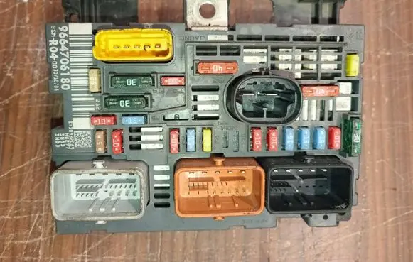 Peugeot 607 Fuse module 9664706180 R04