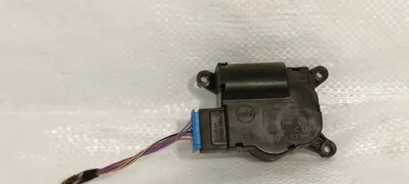Volkswagen Transporter - Caravelle T5 Air flap motor/actuator 52411483 100714