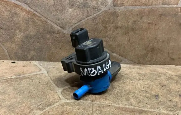 Mercedes-Benz E W211 Turbo solenoid valve A0004703693