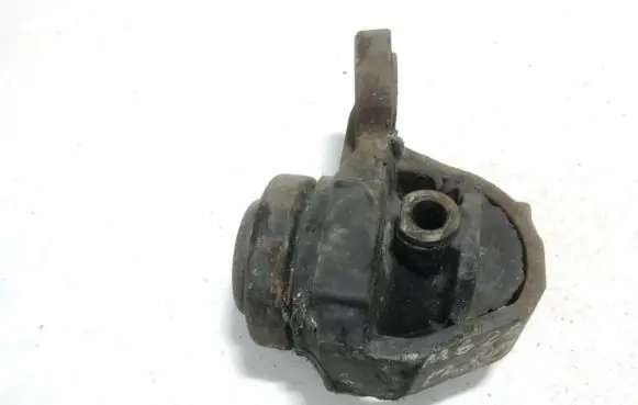 Mazda 626 Engine mount bracket