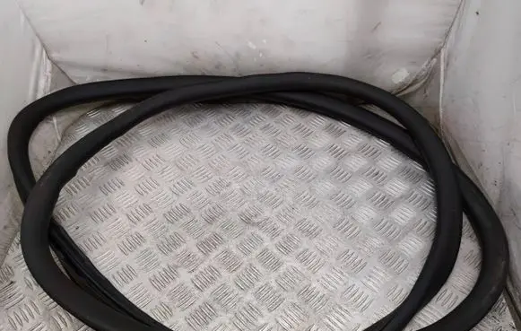 Peugeot Traveller Front door rubber seal 9806514880