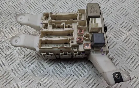 Toyota Avensis T270 Fuse box set 8273002140A 8273005320 74700210