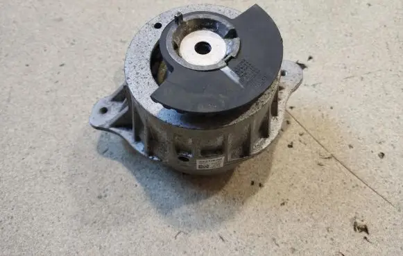 Mercedes-Benz E W213 Engine mount bracket A2132402500