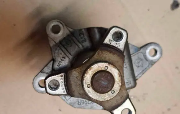 Nissan X-Trail T32 Water pump 210108769R