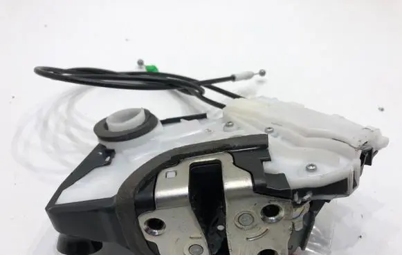 Toyota Yaris Front door lock 