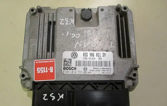 Volkswagen Touran I Engine control unit/module 03G906021DM