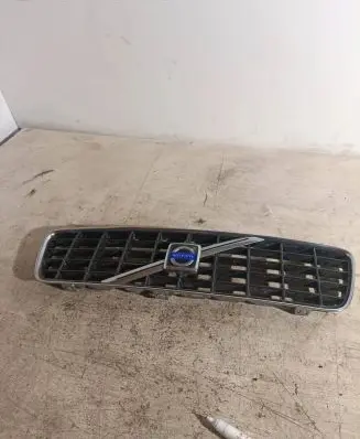 Front bumper upper radiator grill