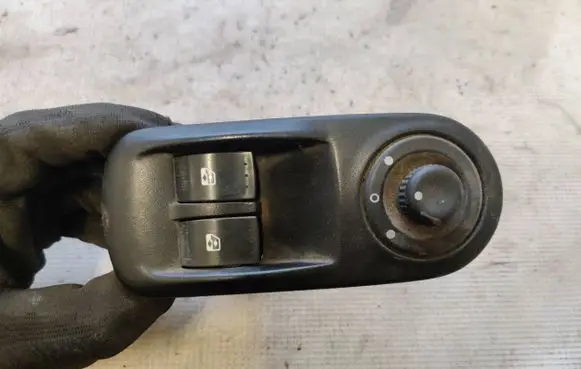 Renault Master II Electric window control switch 8200206602