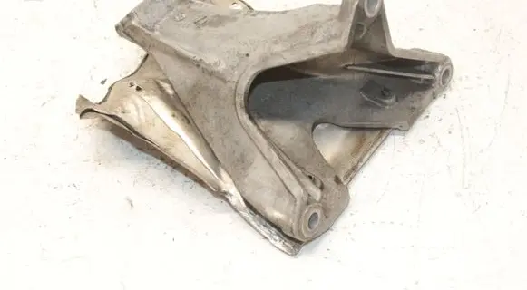 Engine mounting bracket